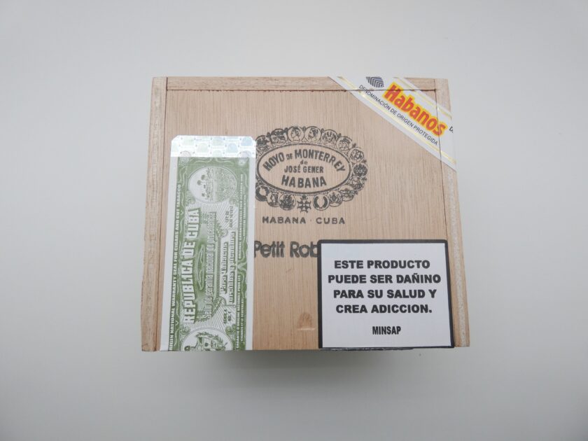 Hoyo De Monterrey Petit Robusto - Image 2