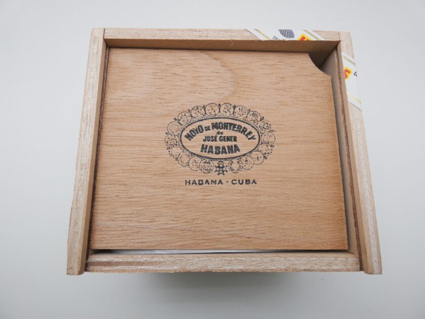 Hoyo De Monterrey Petit Robusto - Image 4